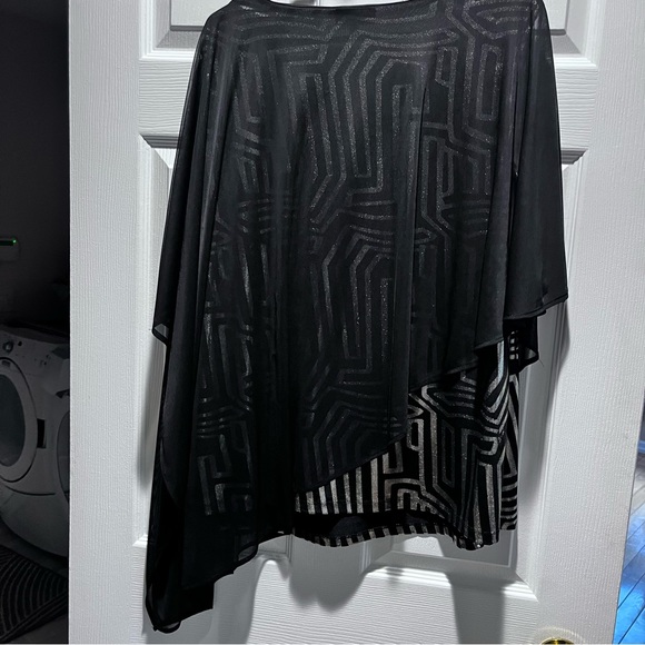 Flattering gold and black asymmetrical formal top. Size 2X. - Picture 3 of 4